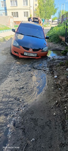 В Саратове машина провалилась в яму из-за прорыва трубы