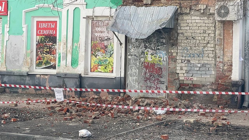 В Саратове обрушился фасад дома сестер Ленина