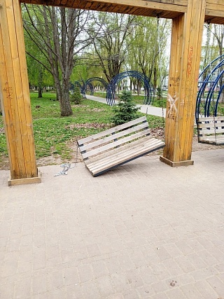 В парке на Бульваре Роз вандалы сломали качели