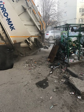 В Саратове мусоровоз ушел под землю