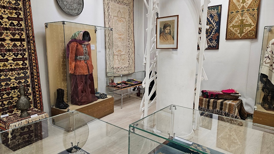 Стены саратовского музея украсили дагестанскими коврами