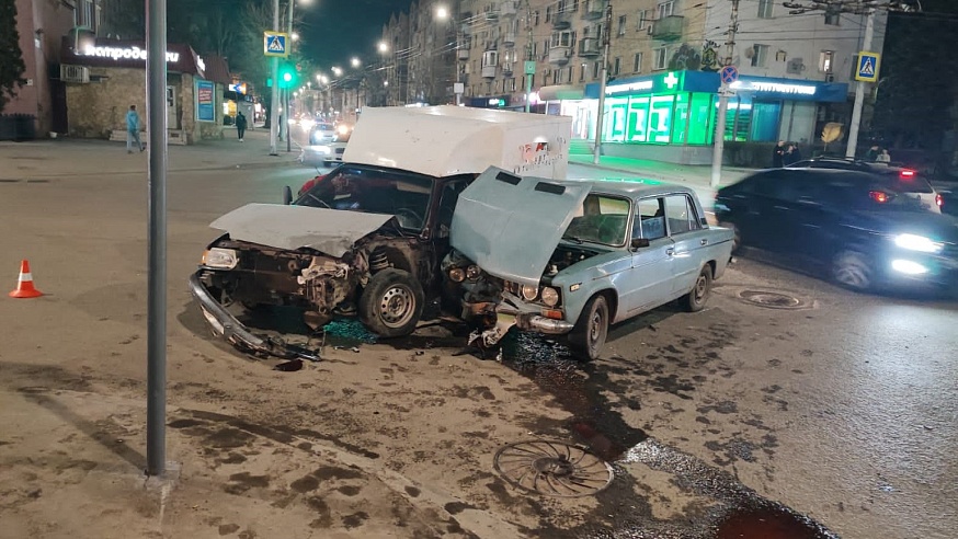 В ДТП в центре Саратова пострадал пассажир "шестерки"