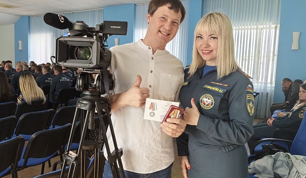 Видеооператора телекомпании "Саратов 24" наградили медалью за пропаганду спасательного дела