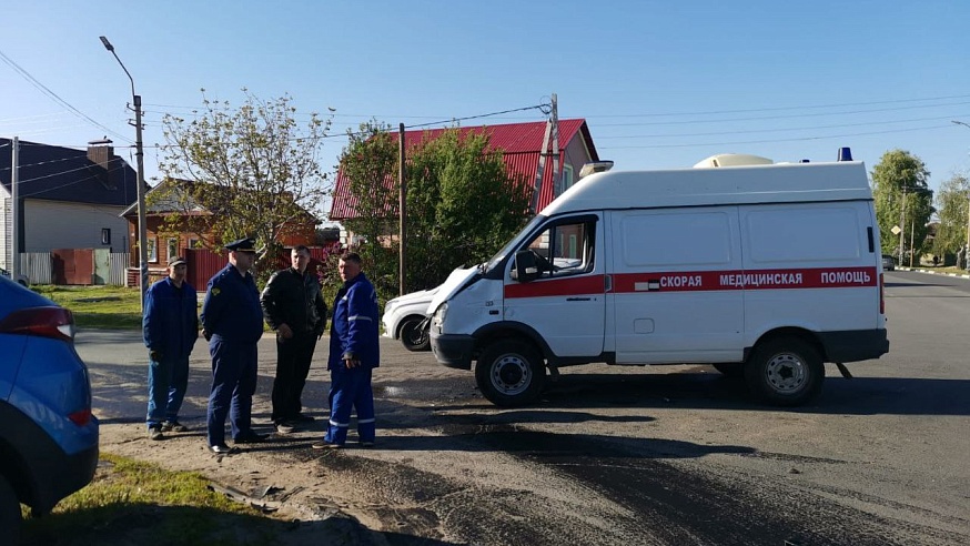 В Саратовской области три человека пострадали в аварии со "скорой"