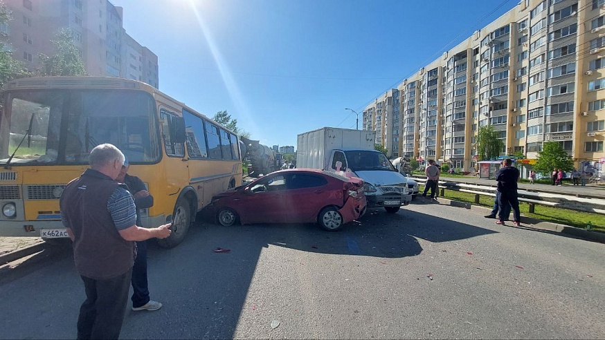 В Саратове в массовом ДТП столкнулись пять машин