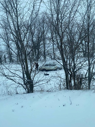 Под Саратовом полицейские помогли застрявшему в снегу автовладельцу