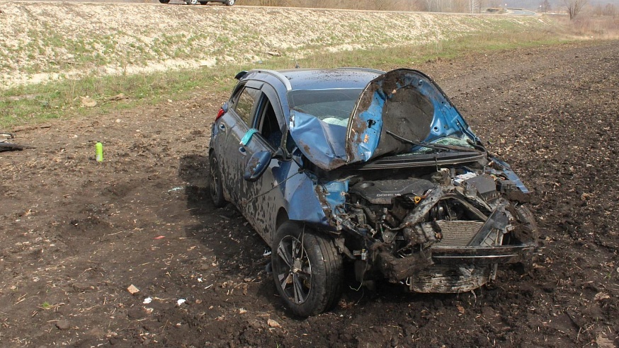 В Саратовской области в вылетевших с дороги автомобилях пострадали три человека