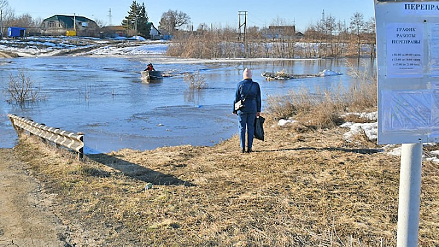 Паводок: в Саратовской области работают лодочные переправы