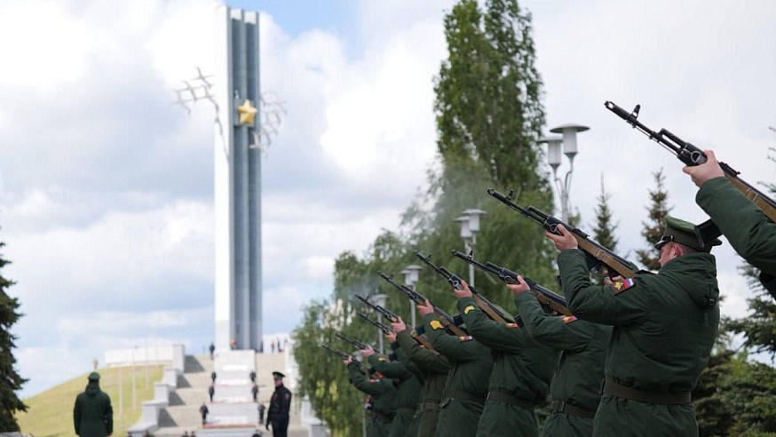 Губернатор Бусаргин возложил цветы к Вечному огню в Парке Победы 