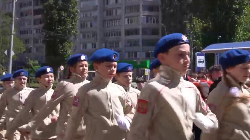 Саратовским ветеранам устроили парады под окнами домов