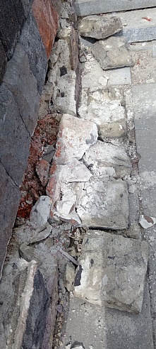 На саратовской Набережной отвалился туф и начала разрушатся подпорная стенка
