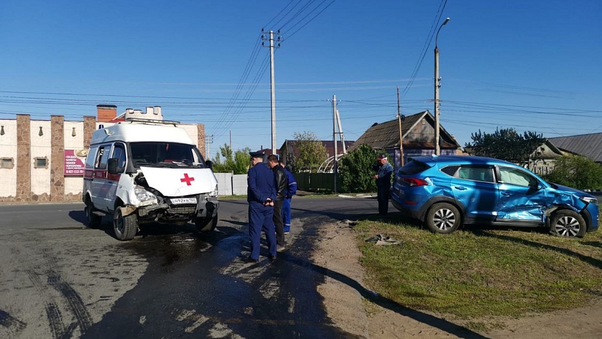В Саратовской области три человека пострадали в аварии со "скорой"