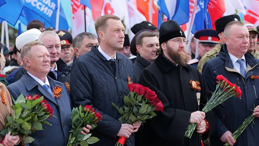Губернатор Бусаргин возложил цветы к Вечному огню в Парке Победы 