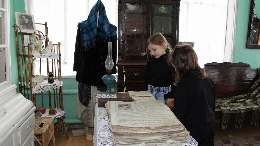 Юным алгайцам устроили экскурсию в краеведческий музей