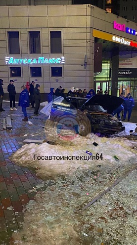 В Саратове на Предмостовой площади машина влетела в остановку, погибли две женщины