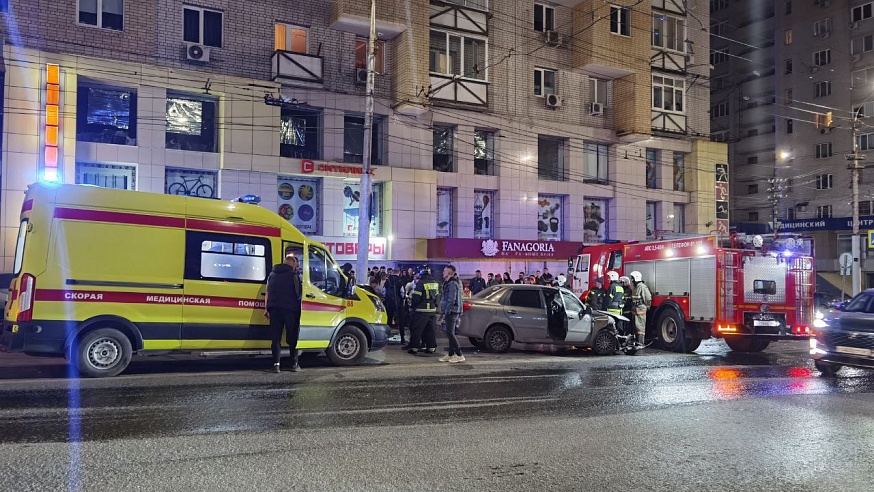 В центре Саратова в столкновении  "Мерседеса" с "Датсуном" пострадали два пассажира