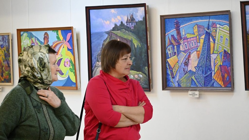 Хвалынские художники поздравили работников культуры выставкой своих работ