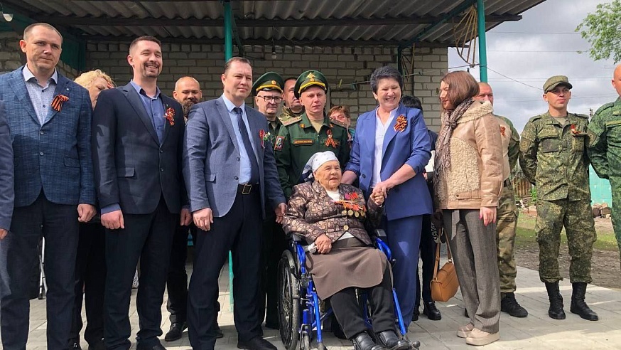 Саратовские чиновники поздравили ветеранов Сватовского района ЛНР