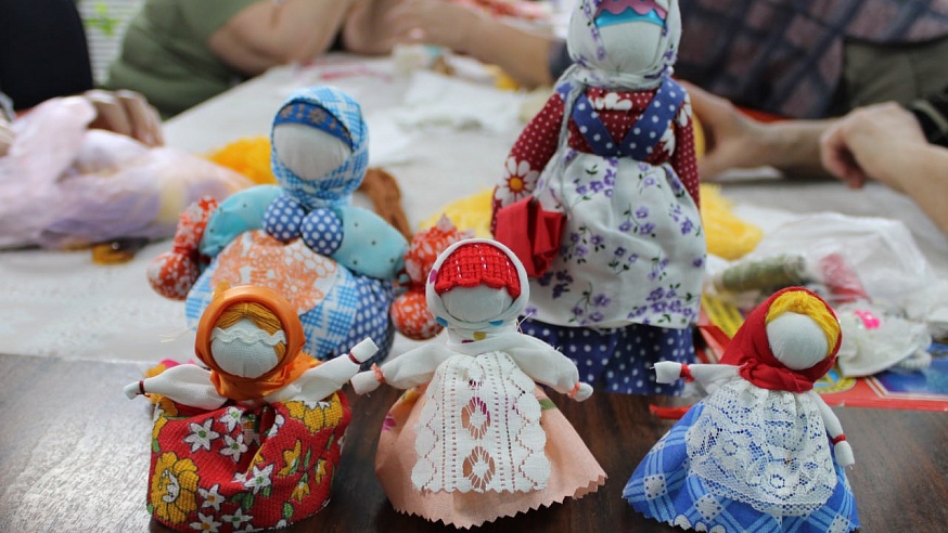 В творческой мастерской под Саратовом делают куклы-обереги 