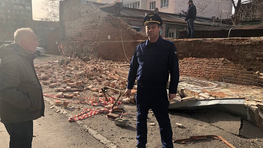 В Кировском районе обрушилась прилегающая к дому кирпичная стена