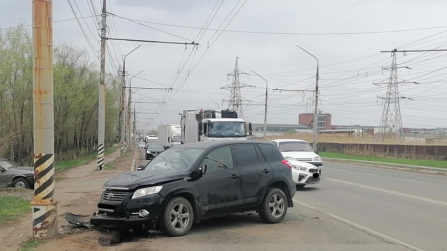 В Энгельсе в столкновении "Тойоты" со столбом пострадала женщина-водитель