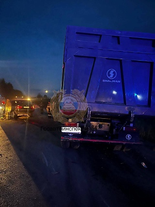 В столкновении грузовика и иномарки под Саратовом погиб мужчина