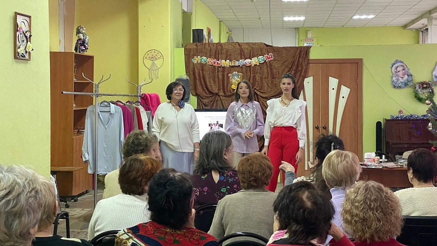Саратовских пенсионерок учат делать макияж и красиво одеваться