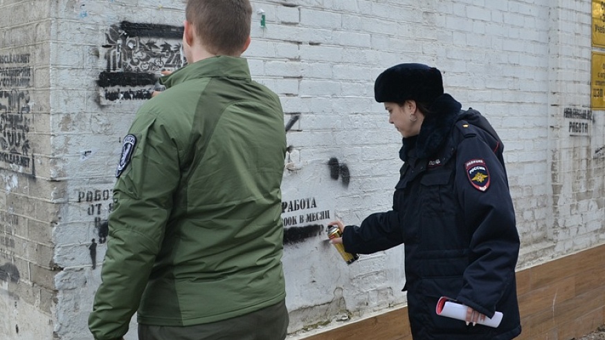 В Октябрьском районе Саратова полицейские, общественники и дружинники закрасили граффити с рекламой наркотиков