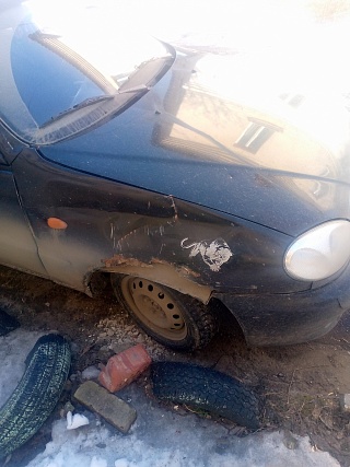 В Саратове с крыши двухэтажки на машину упала кирпичная труба