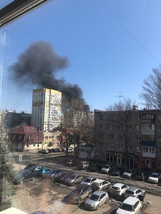Пожарные тушат дом в центре Саратова