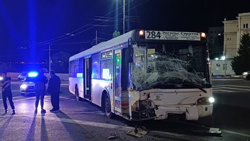 В Саратове пассажирский автобус попал в аварию, есть пострадавшие