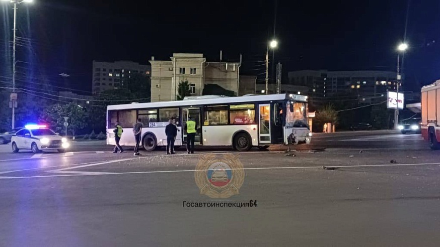В Саратове пассажирский автобус попал в аварию, есть пострадавшие