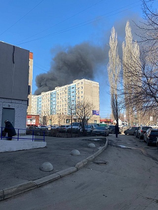 Пожарные тушат дом в центре Саратова