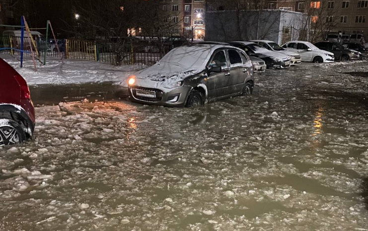 В Ленинском районе машины во дворе многоэтажки ушли под воду