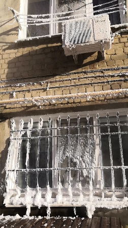 Дом в Ленинском районе оказался в ледяном плену из-за затопленного подвала