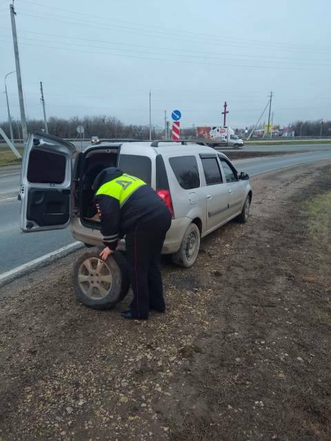 Саратовские дорожные инспекторы помогли двум женщинам-водителям