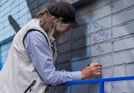 Путешественник Конюхов оставил автограф на "хрущевке"