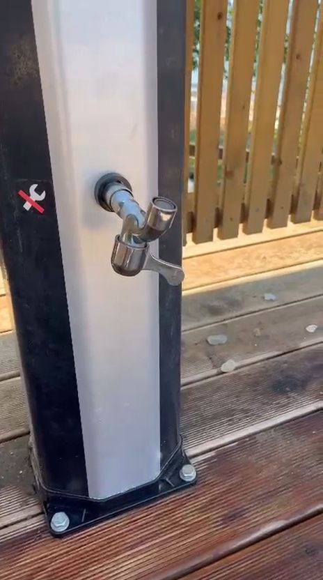 На пляже под Саратовом вандалы пытались утопить лавочки 