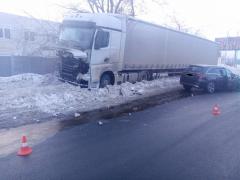 В Саратове в столкновении с фурой пострадал водитель "Мерседеса"