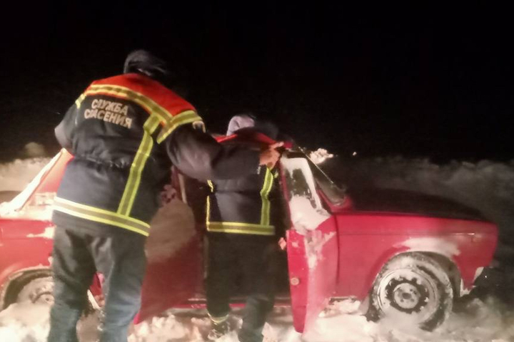 Спасатели вызволяли жителей из застрявших в снегу машин