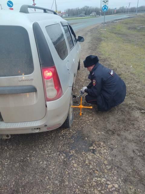Саратовские дорожные инспекторы помогли двум женщинам-водителям
