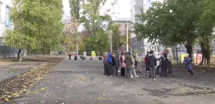 В Саратовской области завершается реализация депутатского проекта по ремонту дворов школ и детсадов