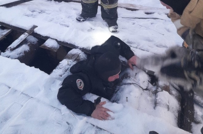 Спасатель в гидрокостюме достал из ледяной воды таксу