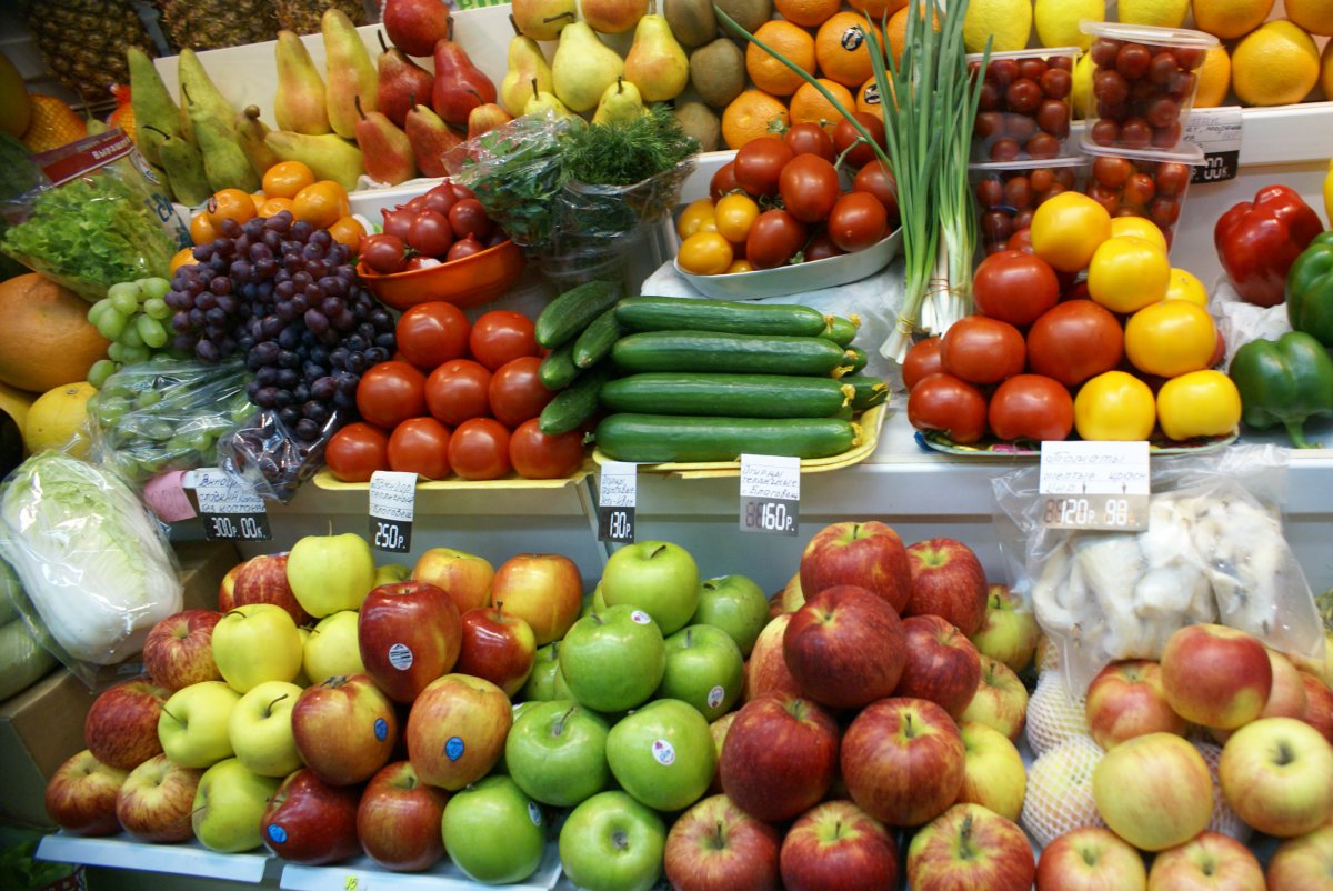 Плодовые интернет магазины. Прилавок с овощами и фруктами. Фрукты овощи ассортимент. Овощи и фрукты на рынке. Витрина фрукты.