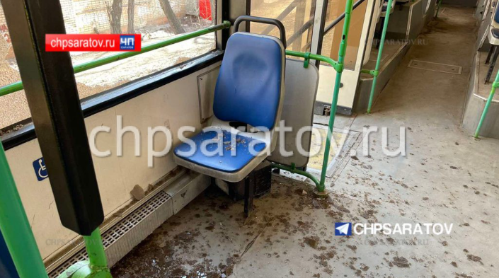 На Брянской из-за разбитого камнем окна пострадала пассажирка автобуса №90