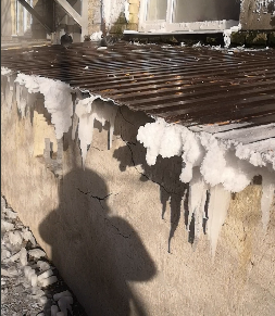Дом в Ленинском районе оказался в ледяном плену из-за затопленного подвала
