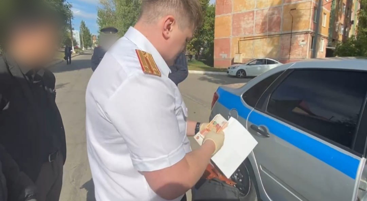 Лишенный прав житель Кировской области пытался дать инспектору взятку в 15 тысяч рублей