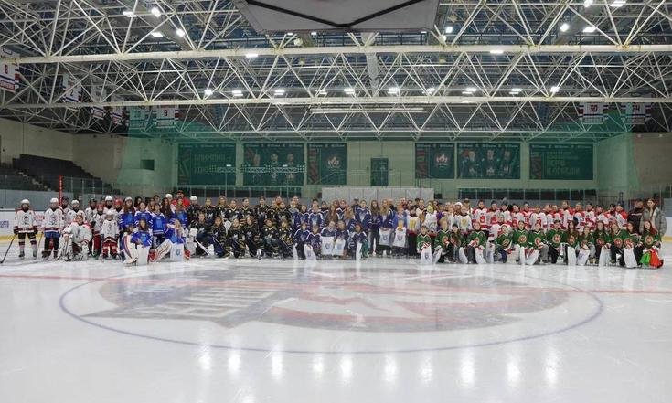 Саратовские хоккеистки принимают участие "Хрустальной тиаре"