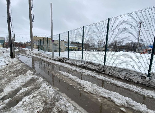 Дорога к пугачевской школе превратилась в полосу водных препятствий