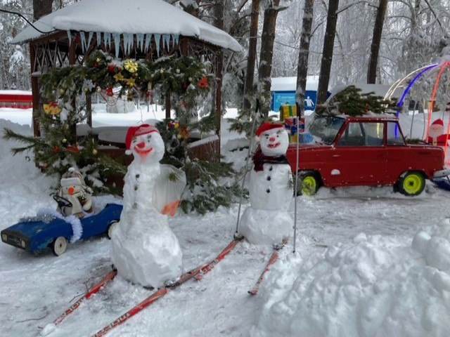 На территориях социозащитных учреждений Саратовской области появились снежные арт-объекты